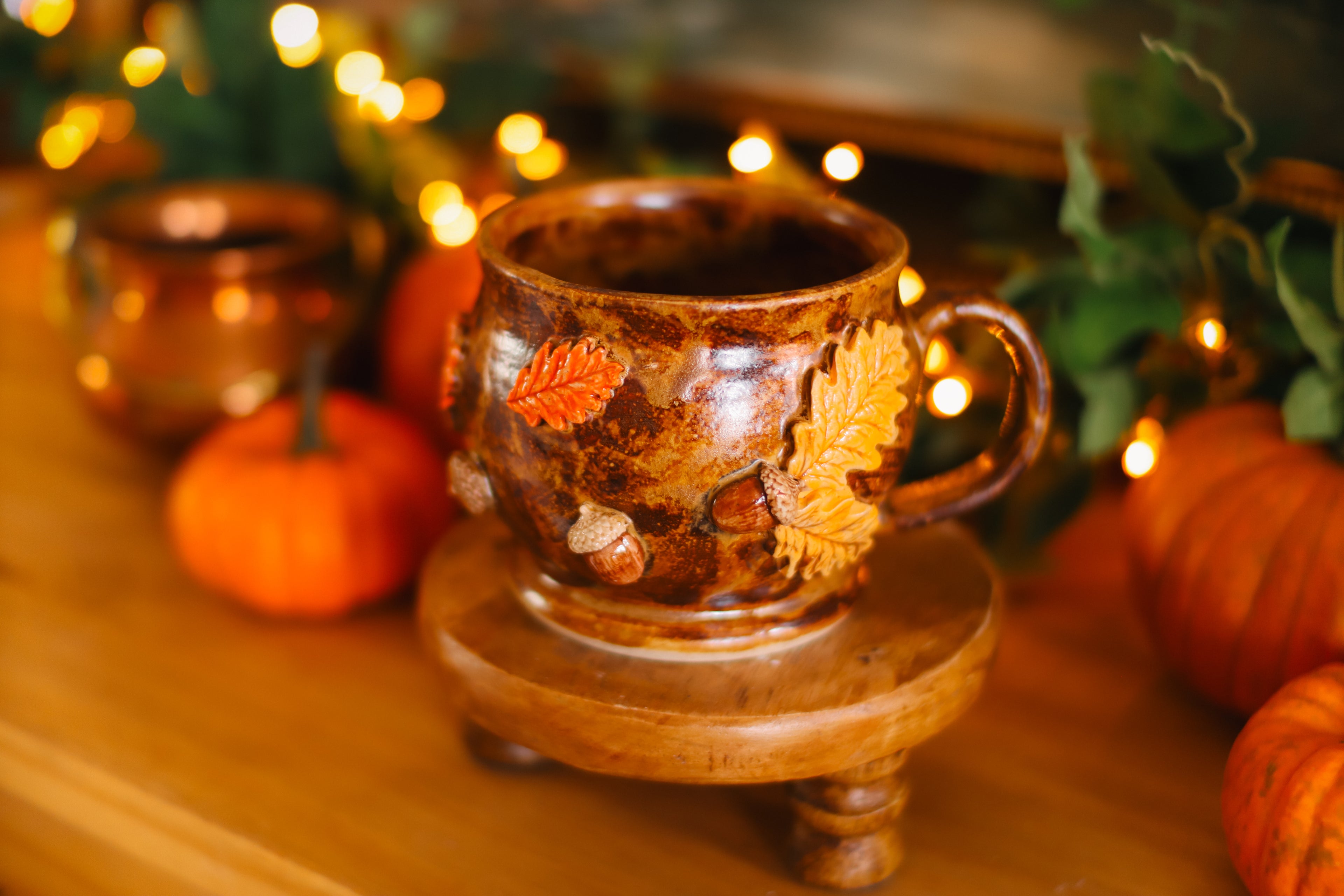 Tasse porte de Hobbit en grès « Maisonnée de la famille Pouarchand »
