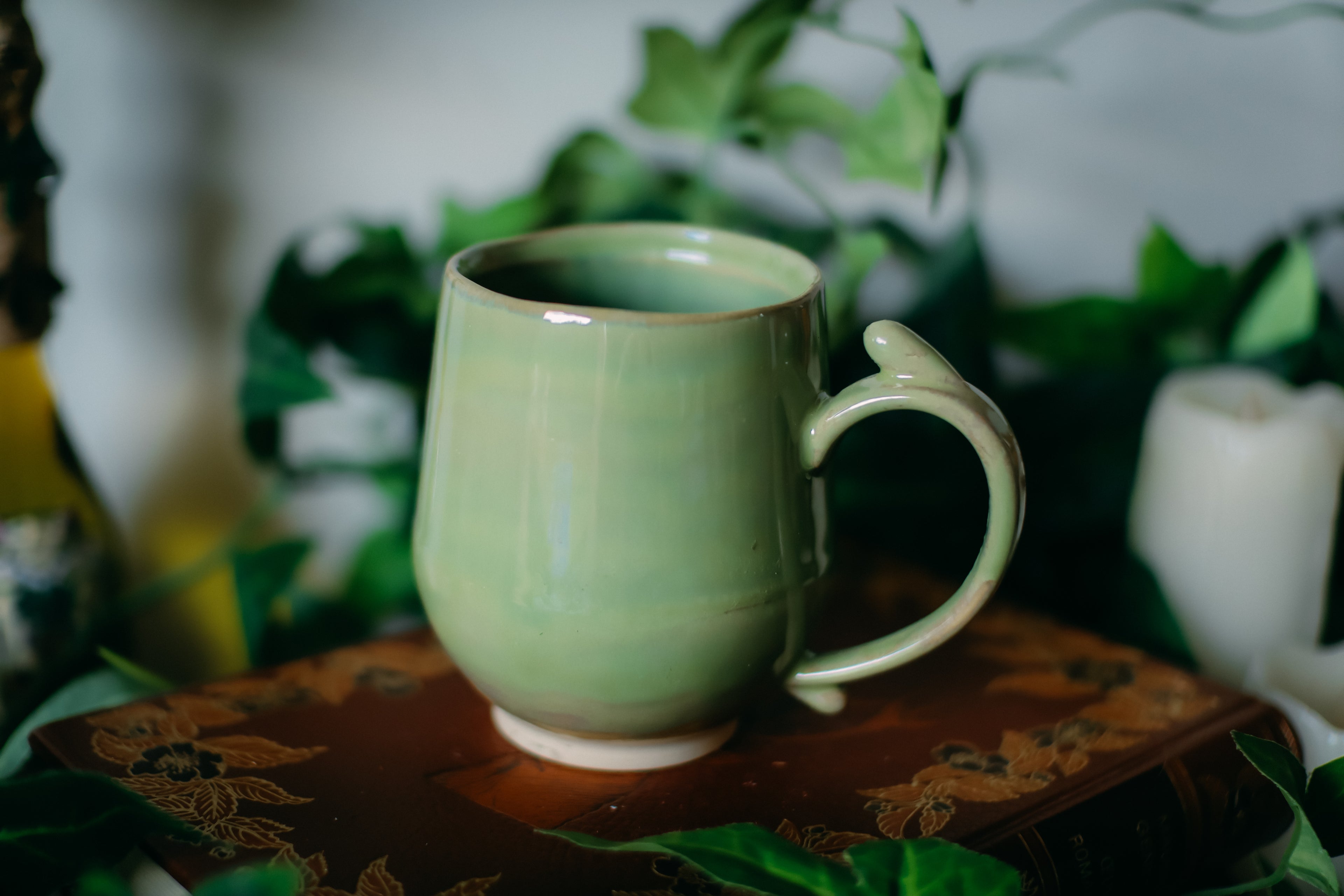 Petite tasse en grès vert jade