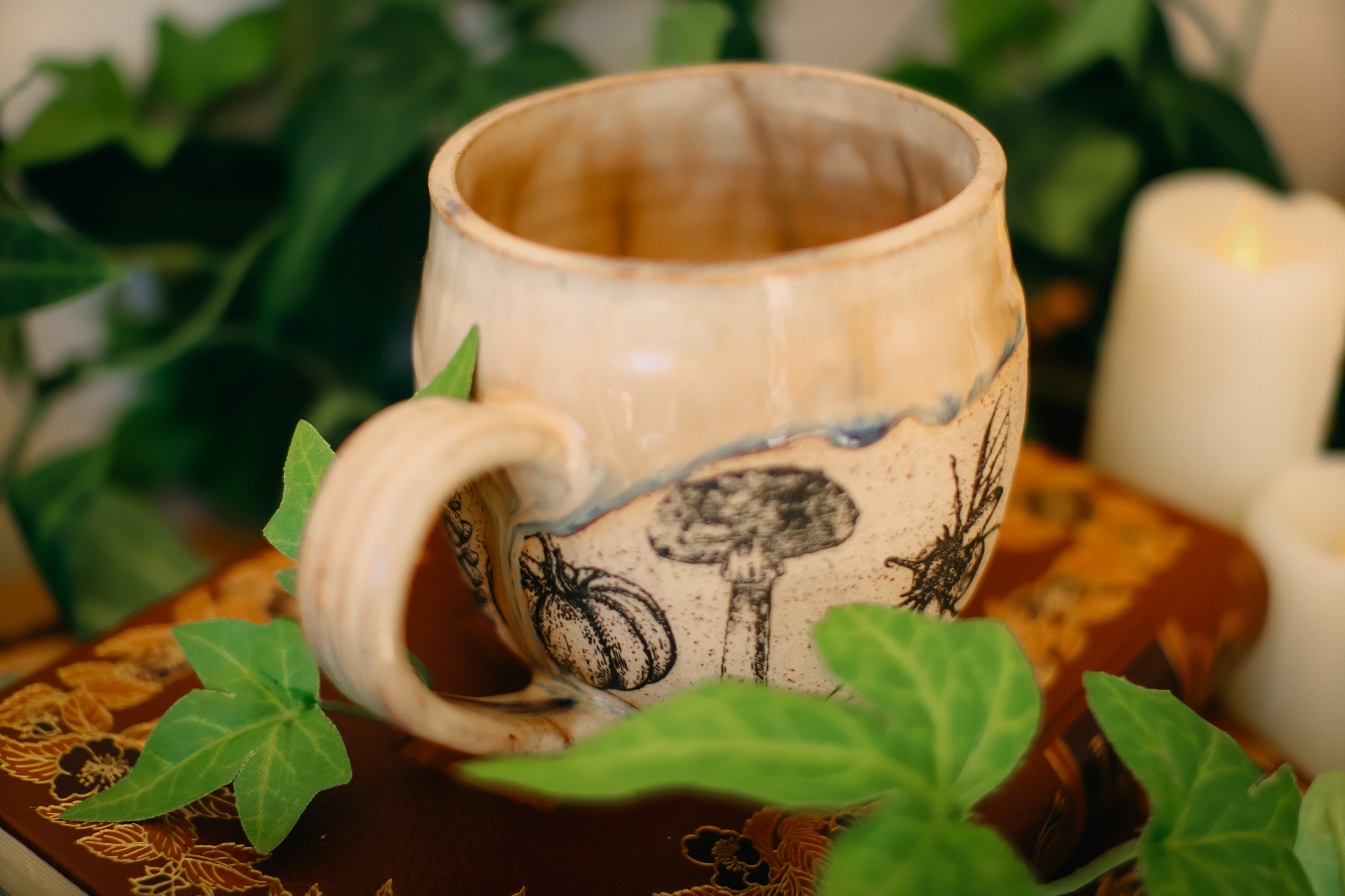 Tasse en grès « symboles forestiers »