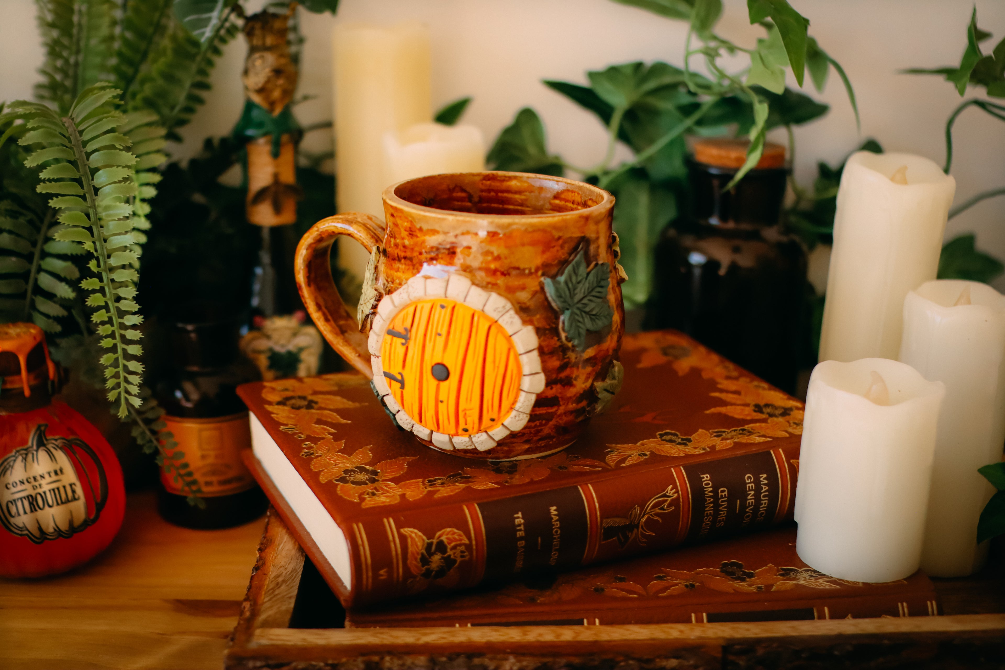 Petite tasse en grès porte de Hobbit « Maisonnée de la famille Vieille-Souche»