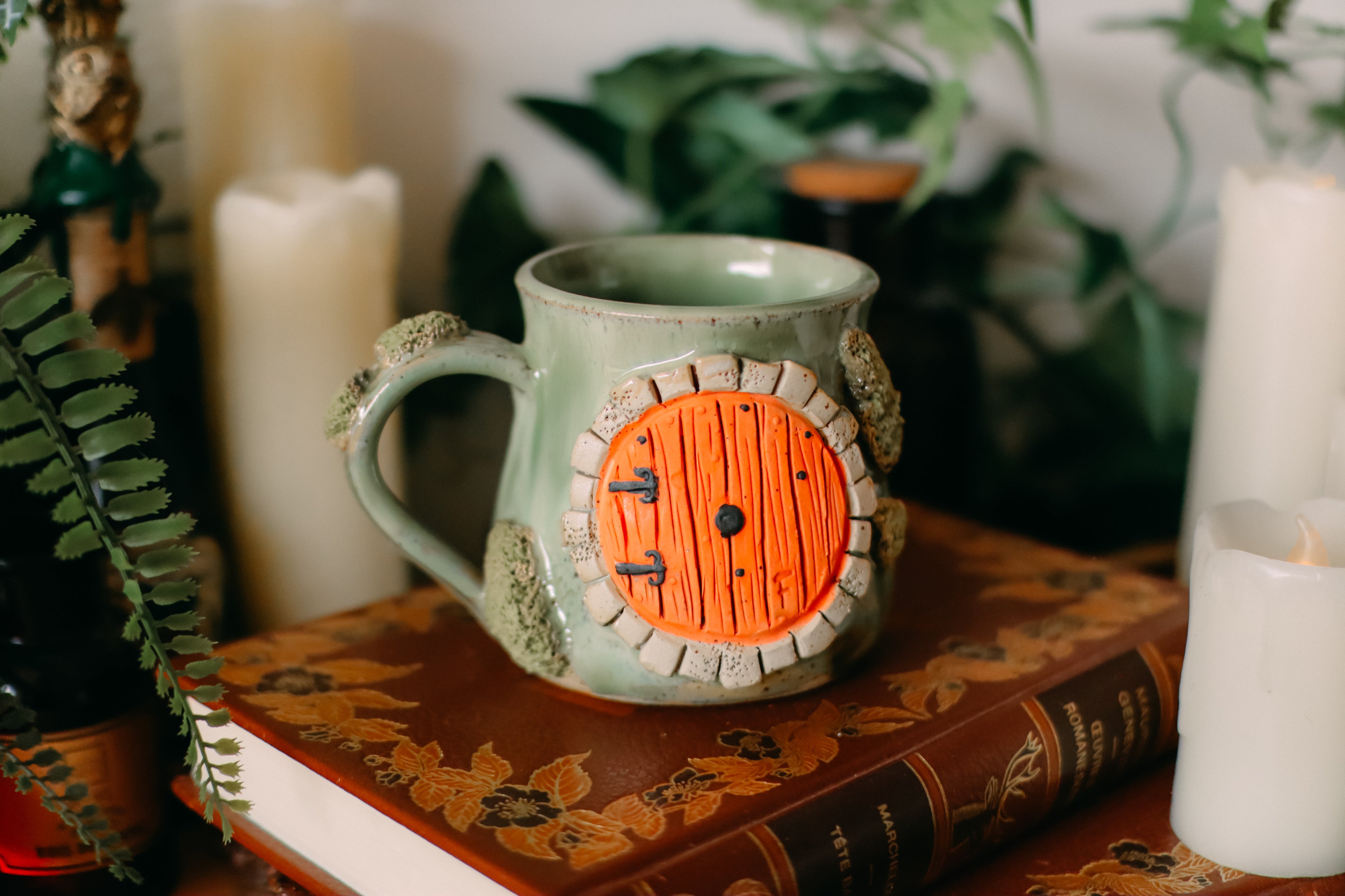 Petite tasse en grès porte de Hobbit  « Logis de la famille Brunbuisson »