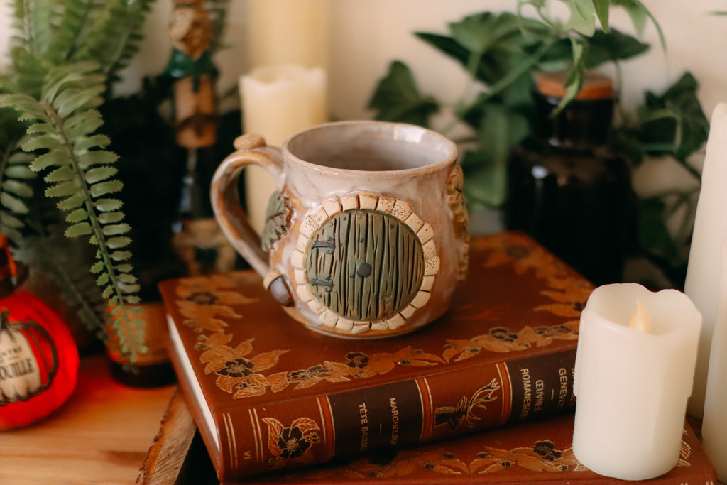 Petite tasse en grès porte de Hobbit  « Maisonnette de la famille Fossenfleur »