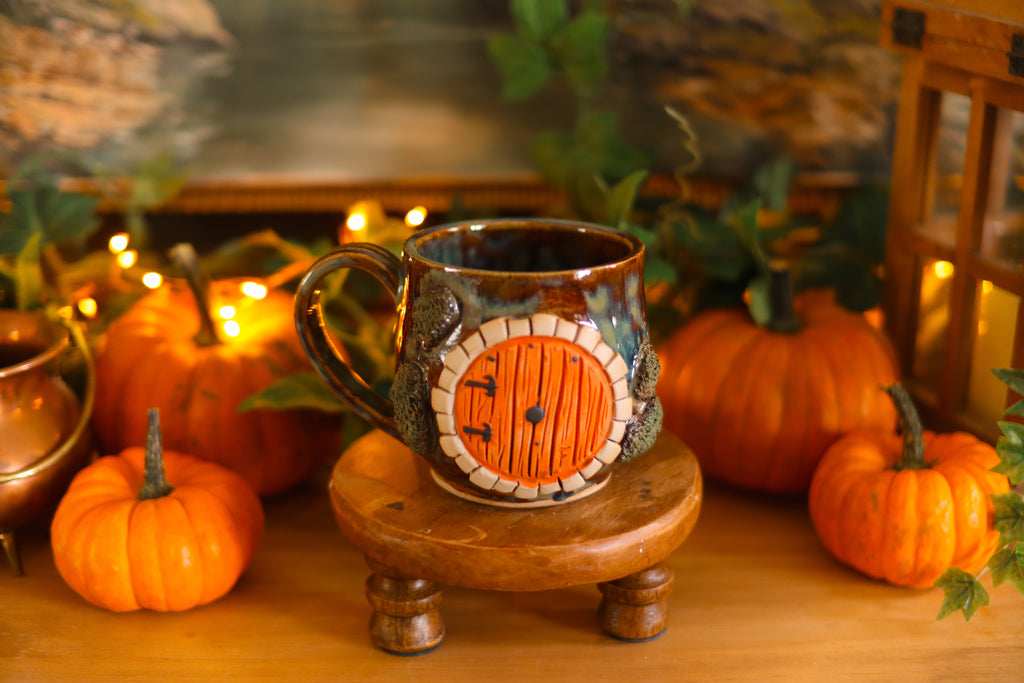 Grande tasse porte de Hobbit en grès « Maisonnée de Teodor Greenleaf »
