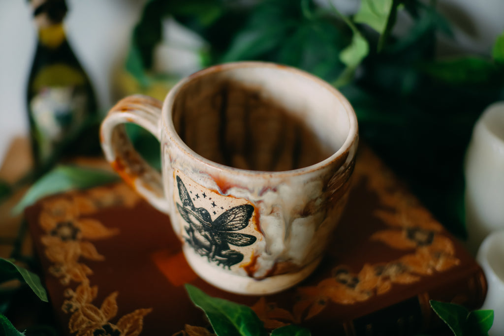 Petite tasse en grès « Créature de conte de fée »