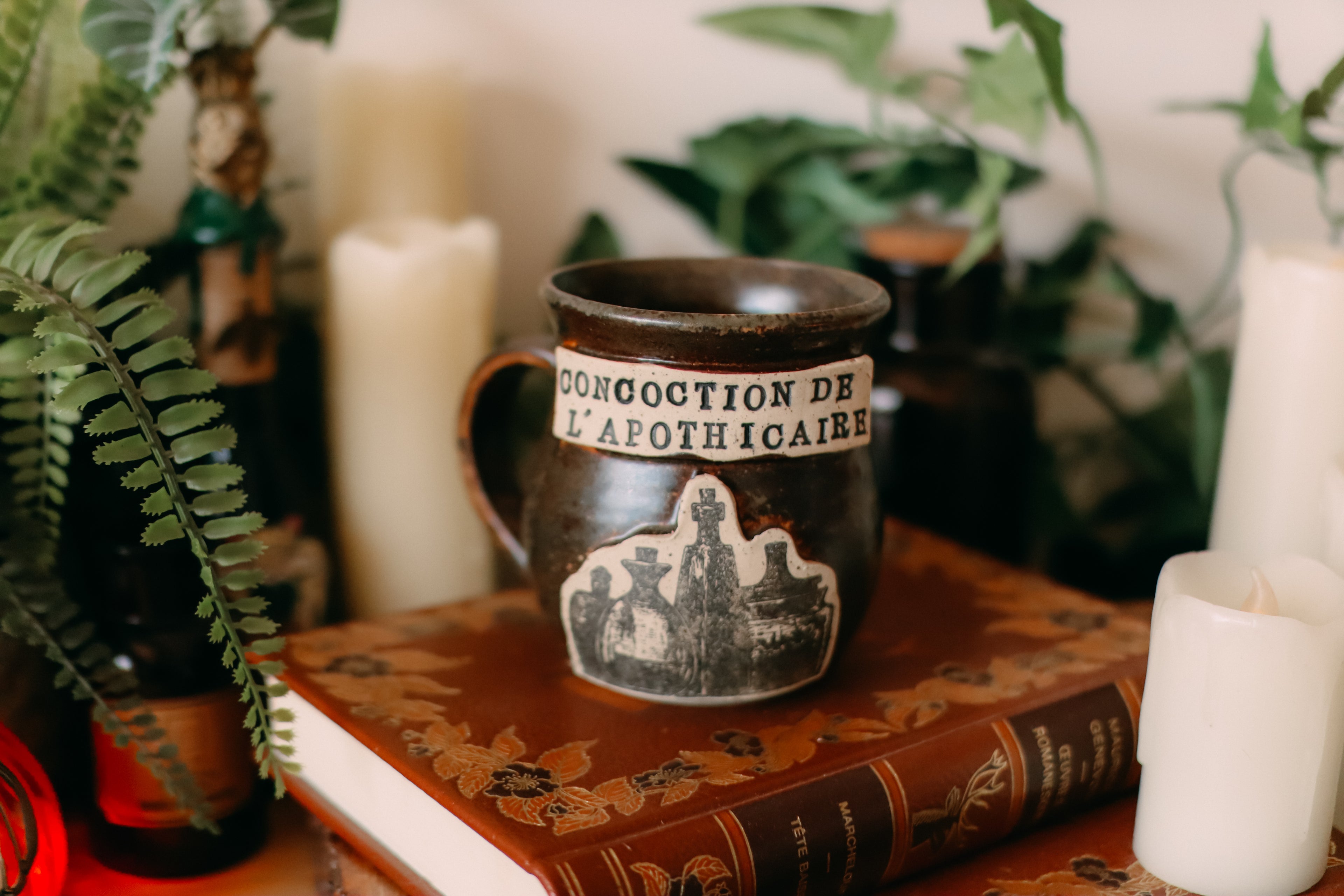 Petite tasse en grès style apothicaire  « Concoction de l'apothicaire »