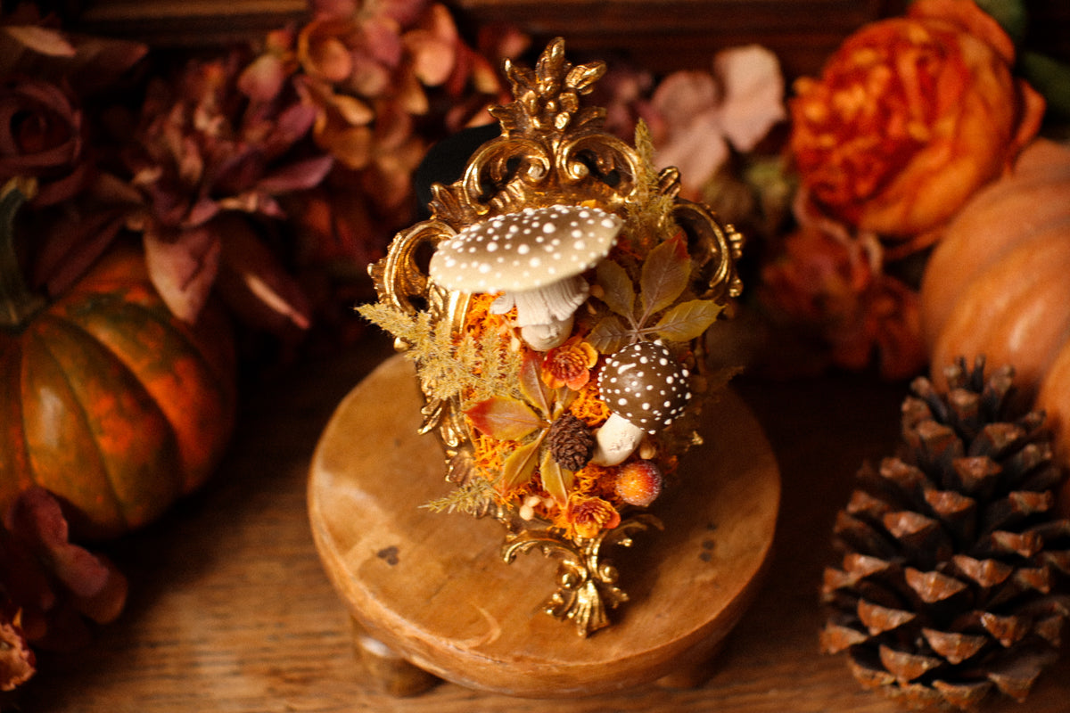 Petit cadre « Darcy » baroque automnal aux amanites et citrouilles