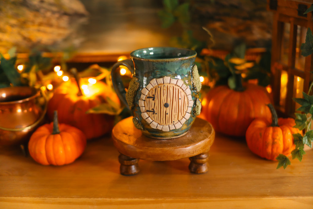 Tasse porte de Hobbit en grès « Cabane d'Huldril Trèfleprais »