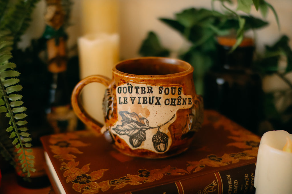 Petite tasse en grès style apothicaire  « Goûter sous le vieux chêne »