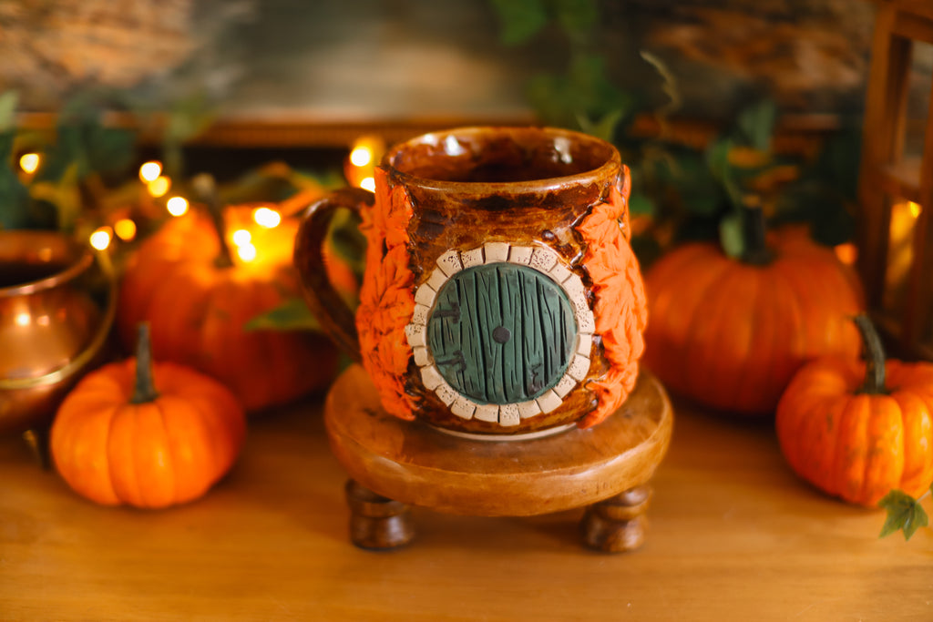 Grande tasse porte de Hobbit en grès « Cabane de M. Hubert et ses vignes rougeoyantes »