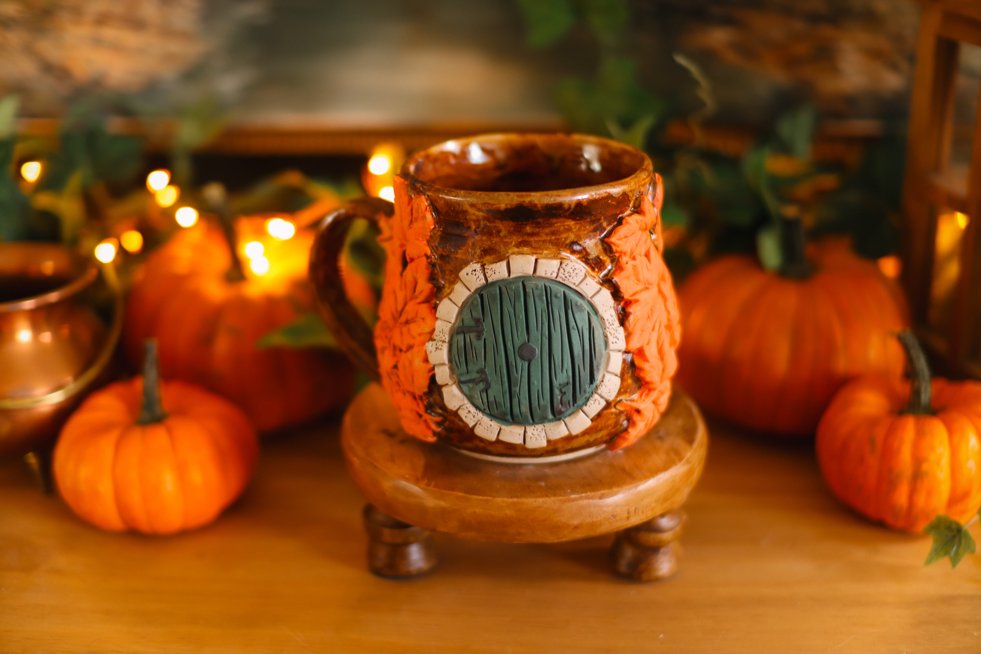 Grande tasse porte de Hobbit en grès « Cabane de M. Hubert et ses vignes rougeoyantes »