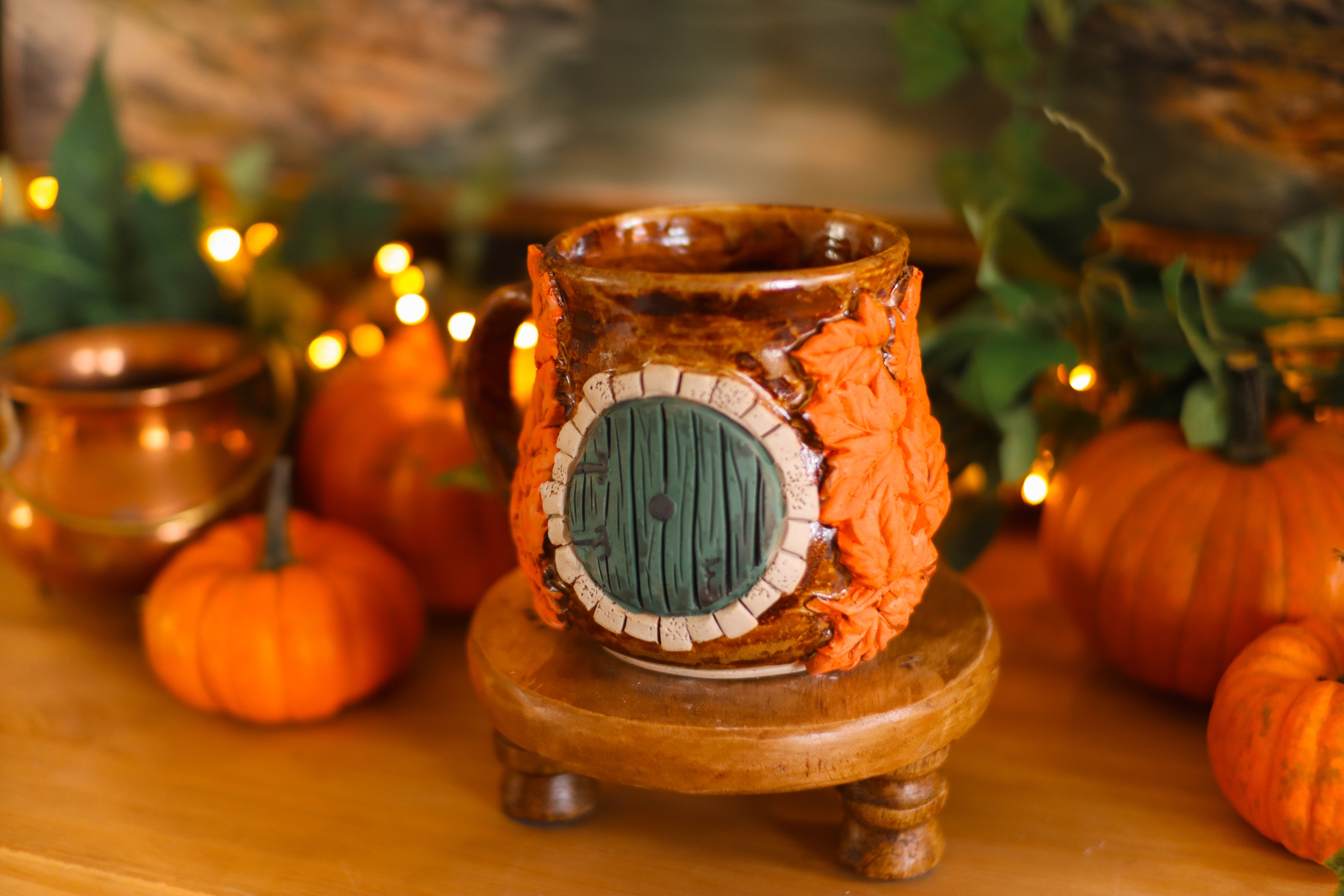 Grande tasse porte de Hobbit en grès « Cabane de M. Hubert et ses vignes rougeoyantes »