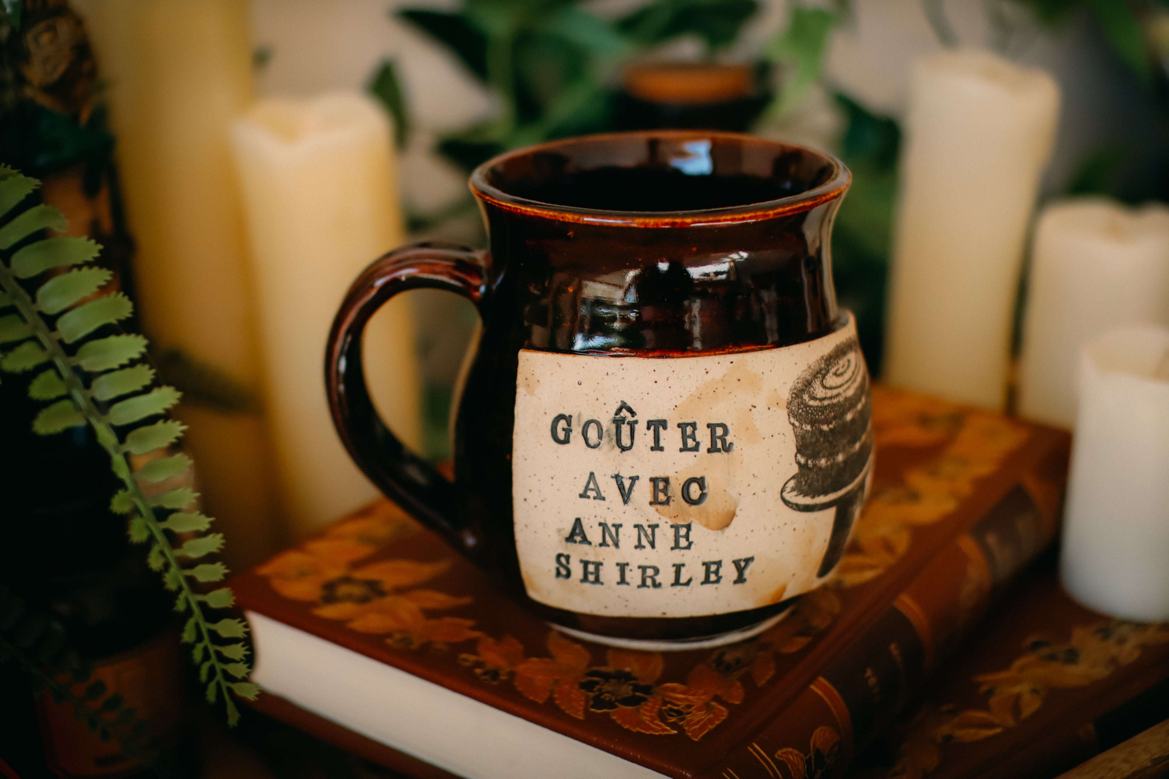 Tasse en grès illustration vintage « Goûter avec Anne Shirley »