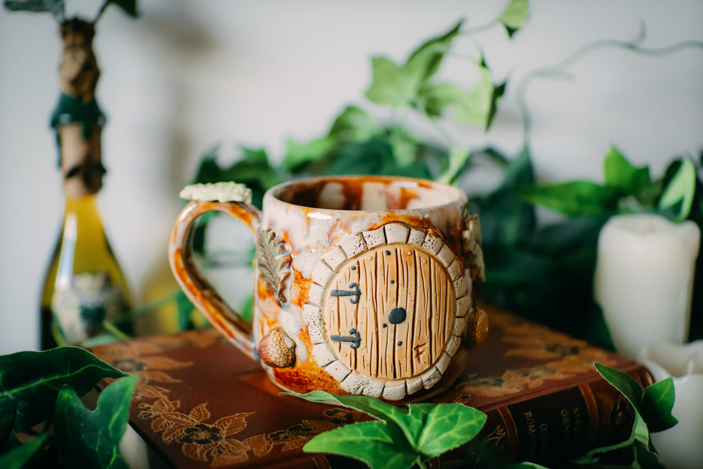 Tasse en grès porte de Hobbit « Chalet sous le chêne »