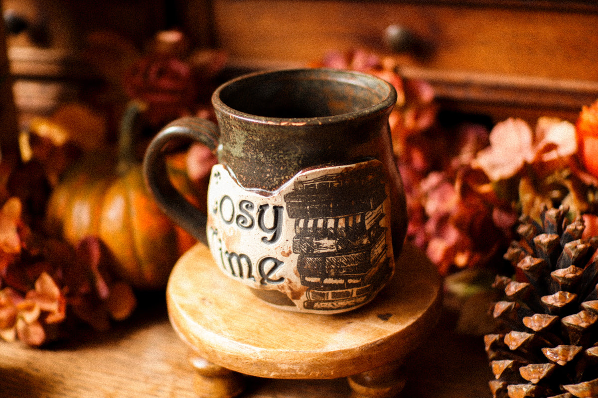 Tasse en grès style étiquette d'apothicaire ancienne « Cosy Time » version pile à lire