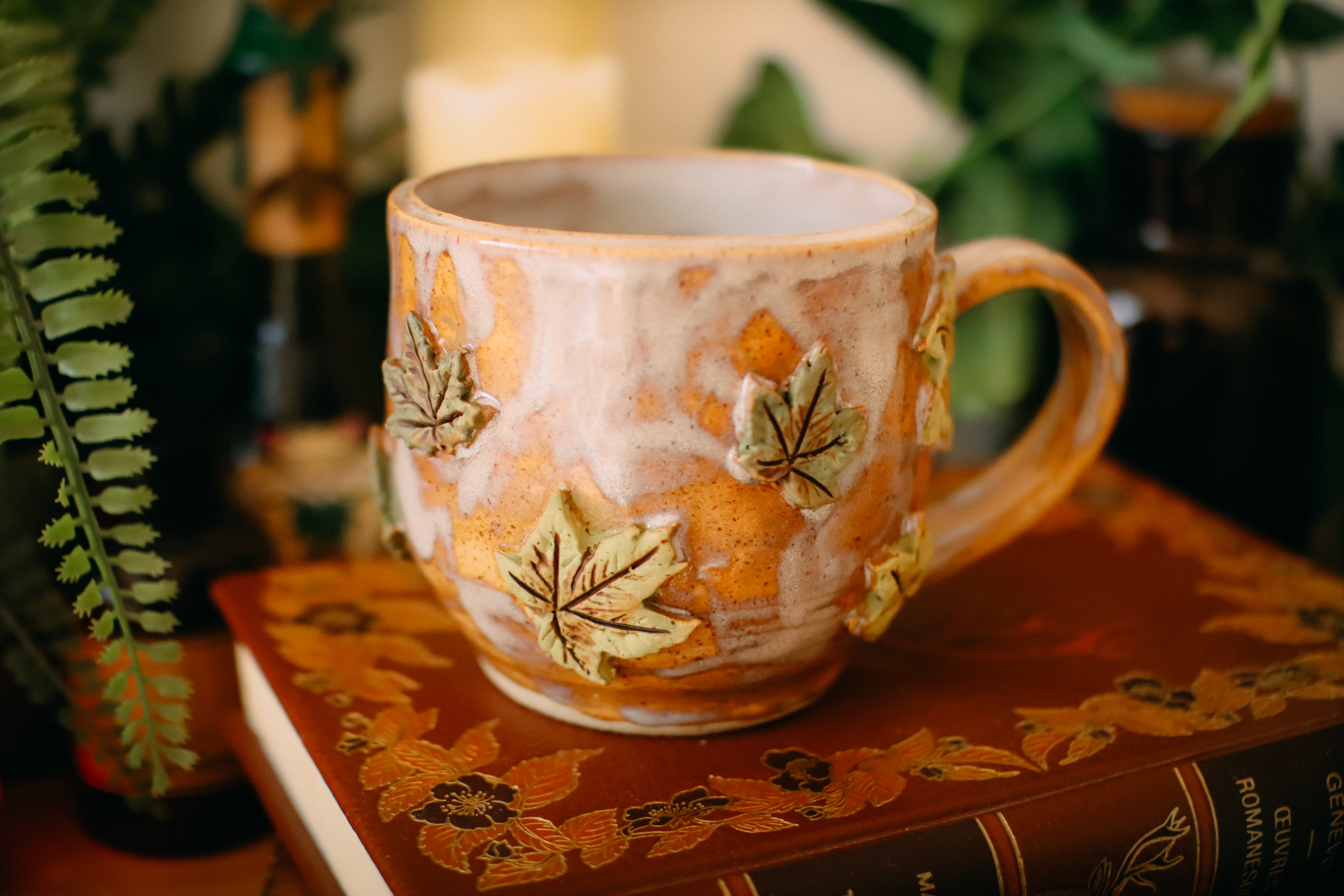Petite tasse en grès porte de Hobbit  « Maisonnée du vieil Hector Beldune » (Petit défaut esthétique)