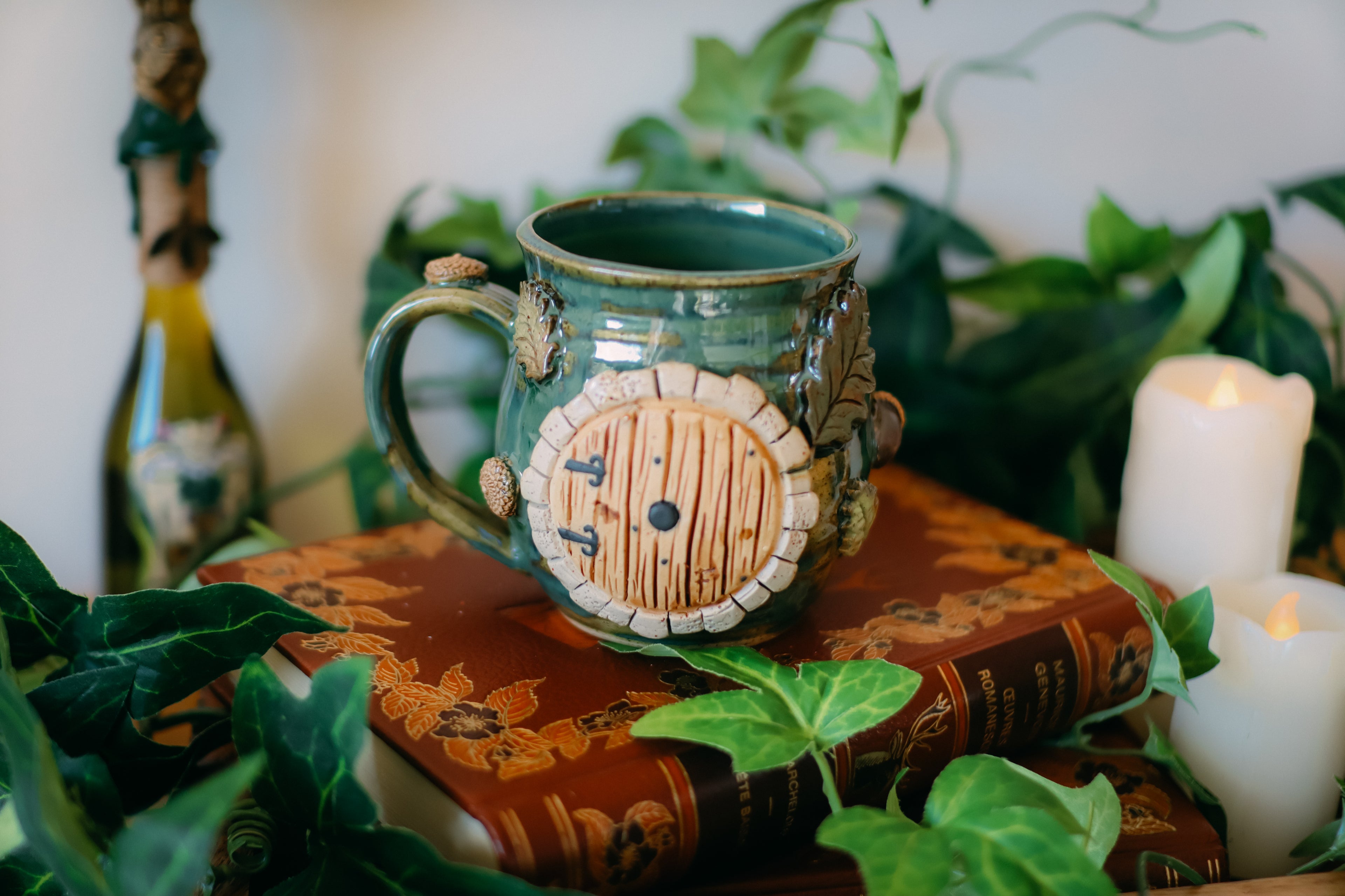 Tasse porte de Hobbit en grès en grès « Terrier de la famille Ranugad »