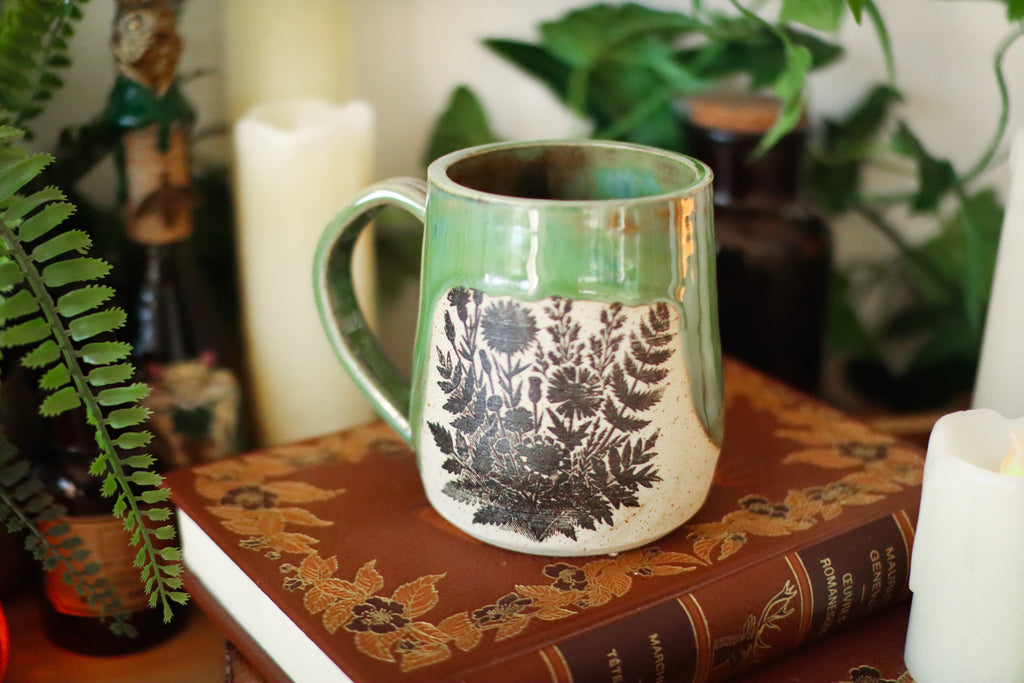 Petite tasse en grès style apothicaire  « Trésor des prés verdoyants »