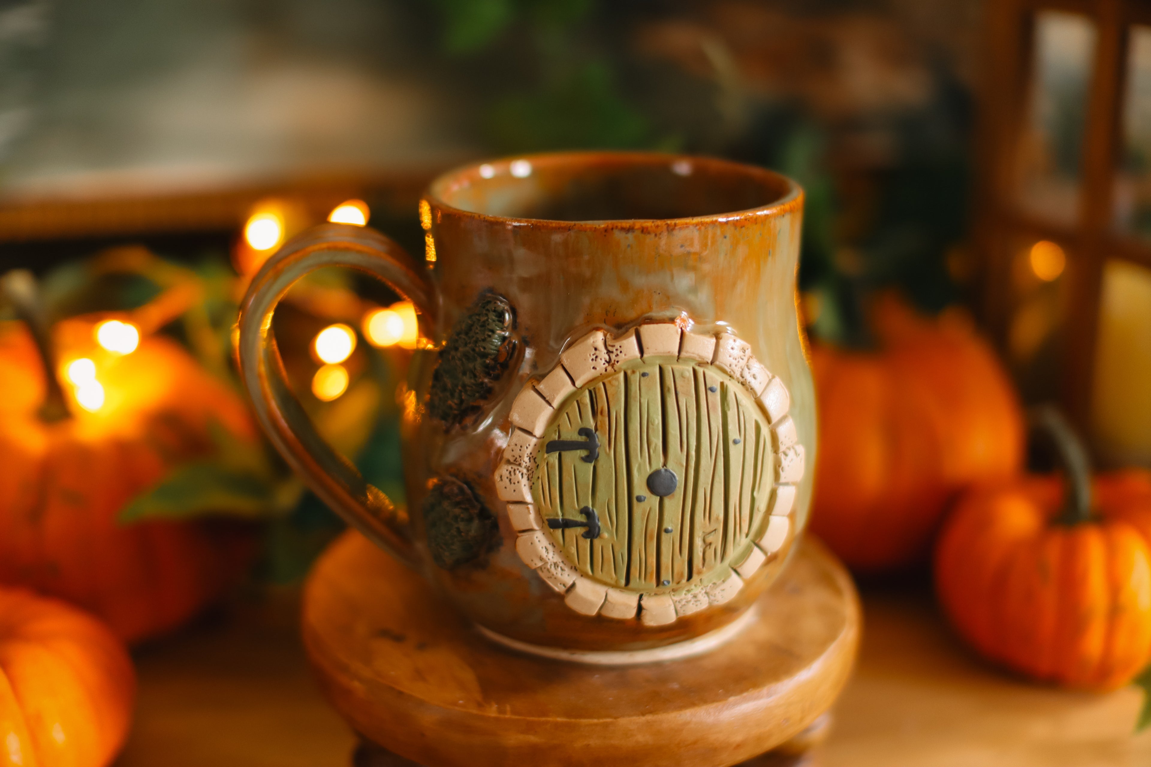 Tasse porte de Hobbit en grès « Charmante maison d'Eligar Lierevin »
