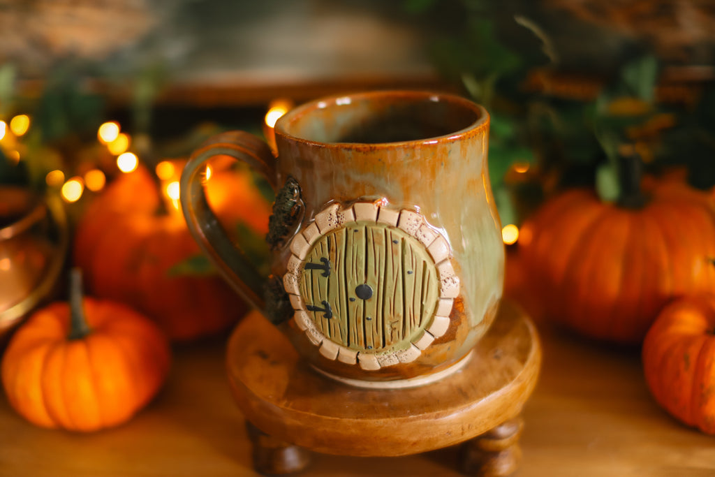 Tasse porte de Hobbit en grès « Charmante maison d'Eligar Lierevin »