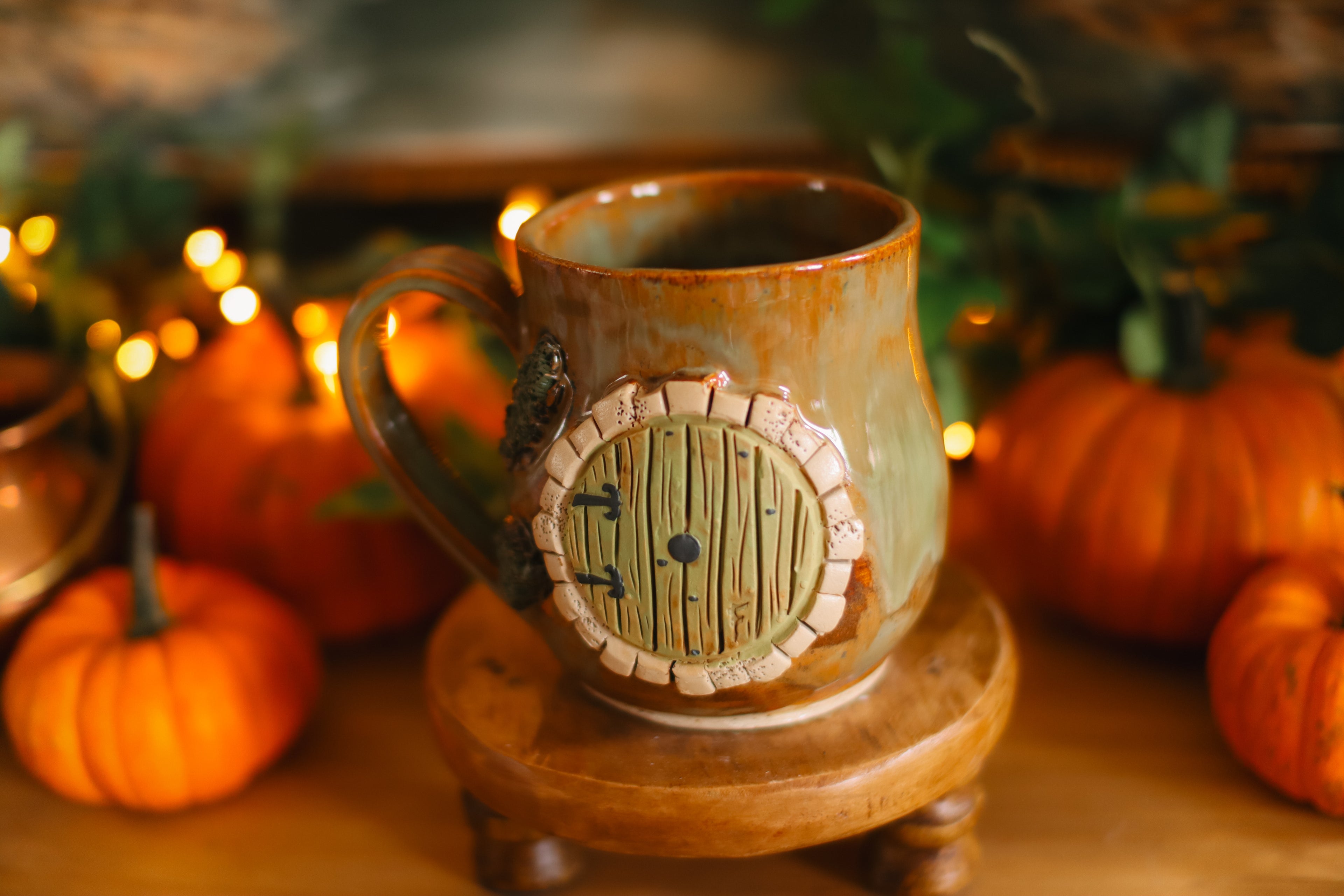 Tasse porte de Hobbit en grès « Charmante maison d'Eligar Lierevin »