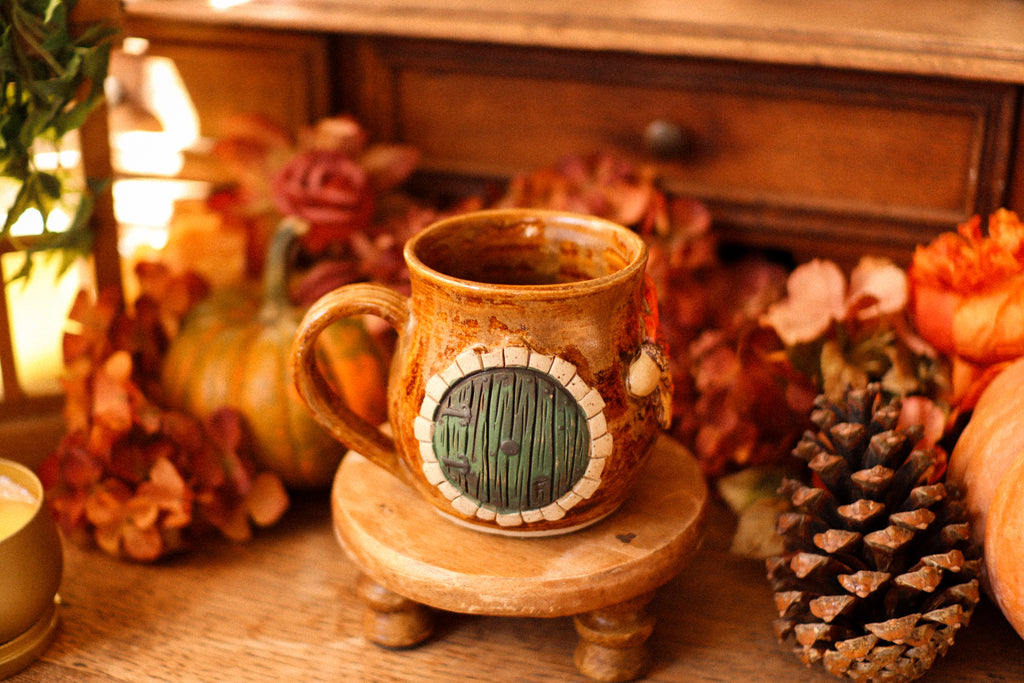 Tasse porte de Hobbit en grès « Maisonnée de la famille Tournebroche »