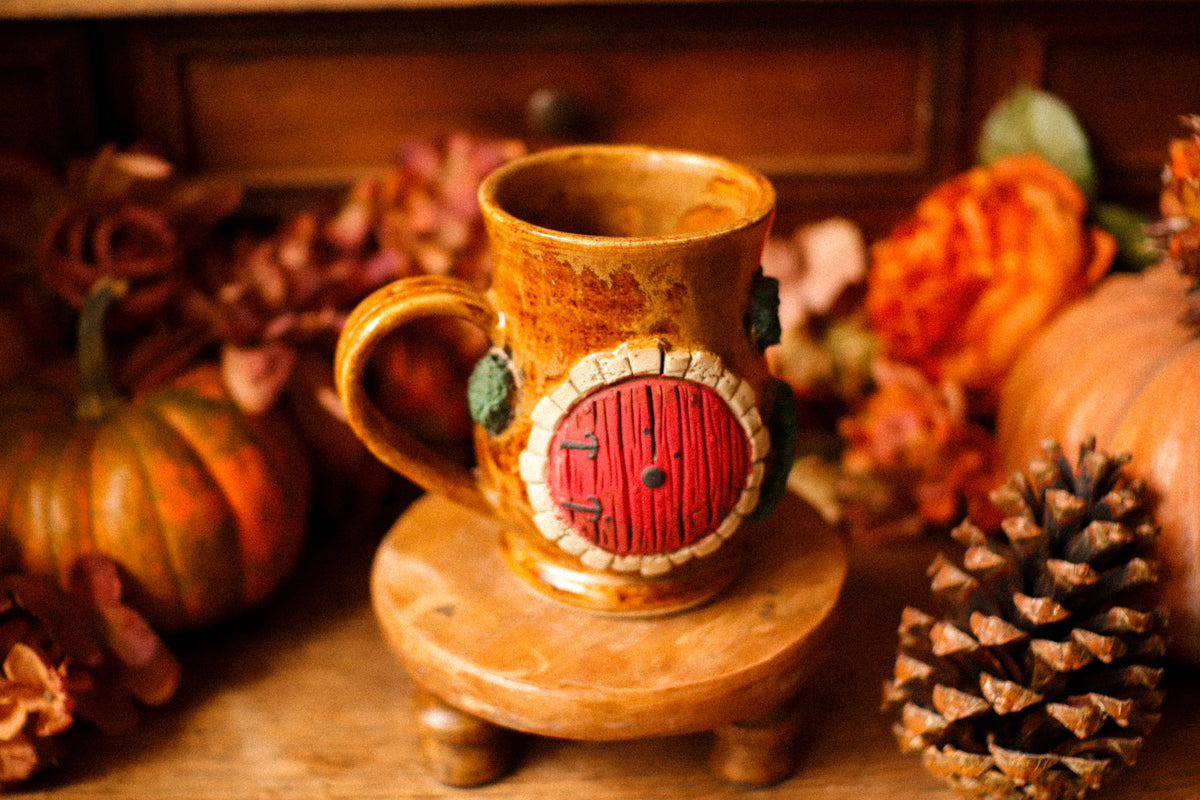 Grande tasse porte de Hobbit en grès « Maison de Bertille Bourdon »