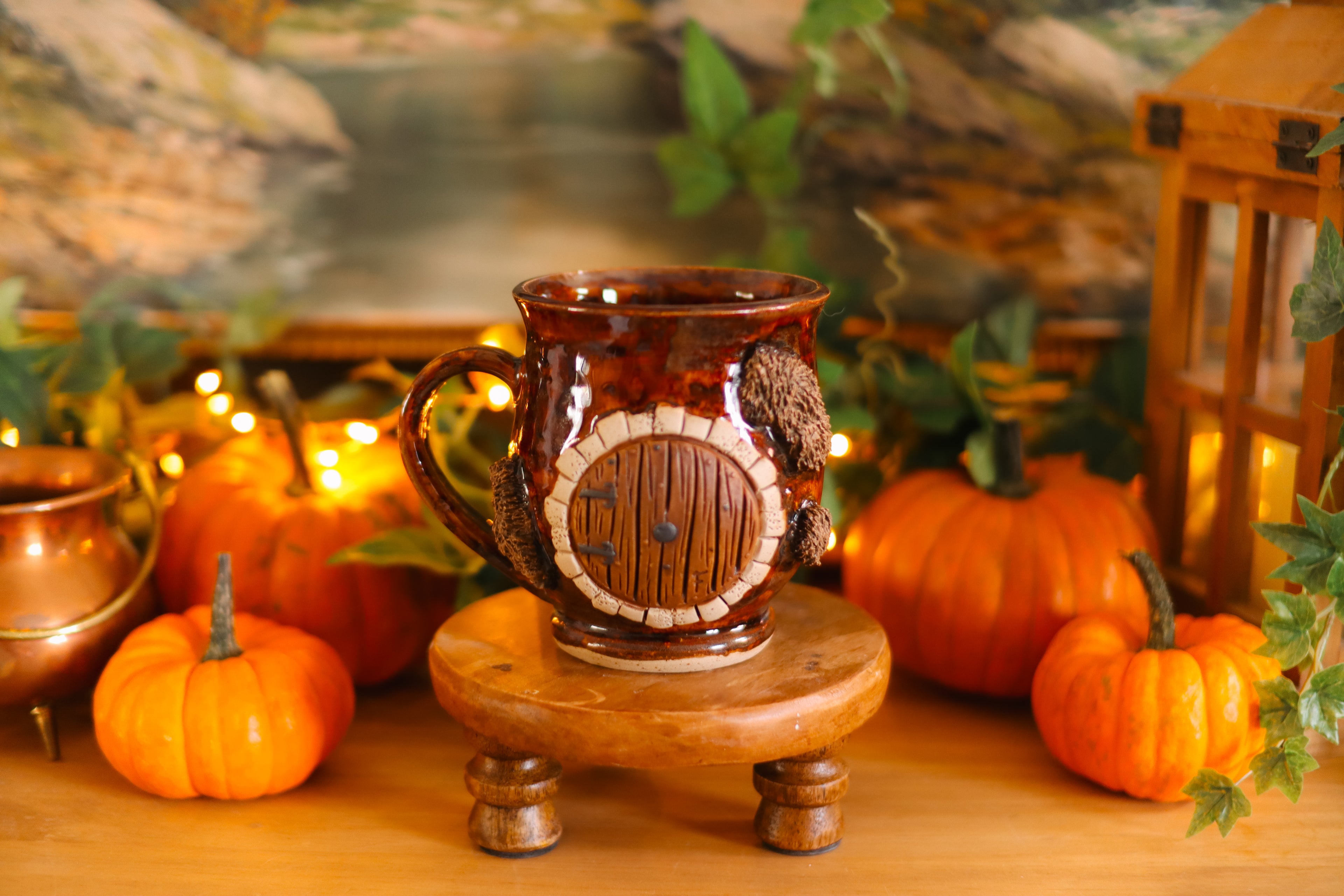 Tasse porte de Hobbit en grès « Élégante maisonnée de Teresa Goodwind  »