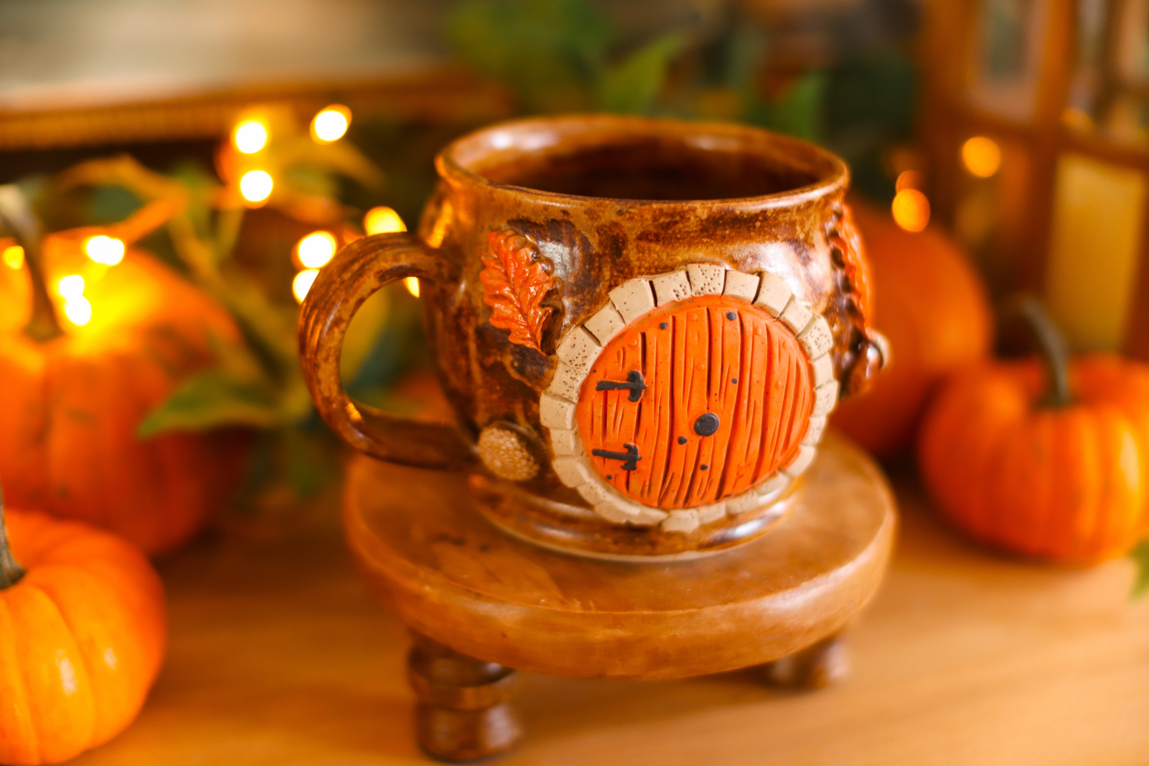 Tasse porte de Hobbit en grès « Maisonnée de la famille Pouarchand »