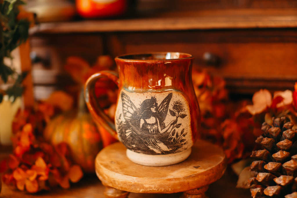 Petite tasse en grès avec illustration « fée des fleurs »