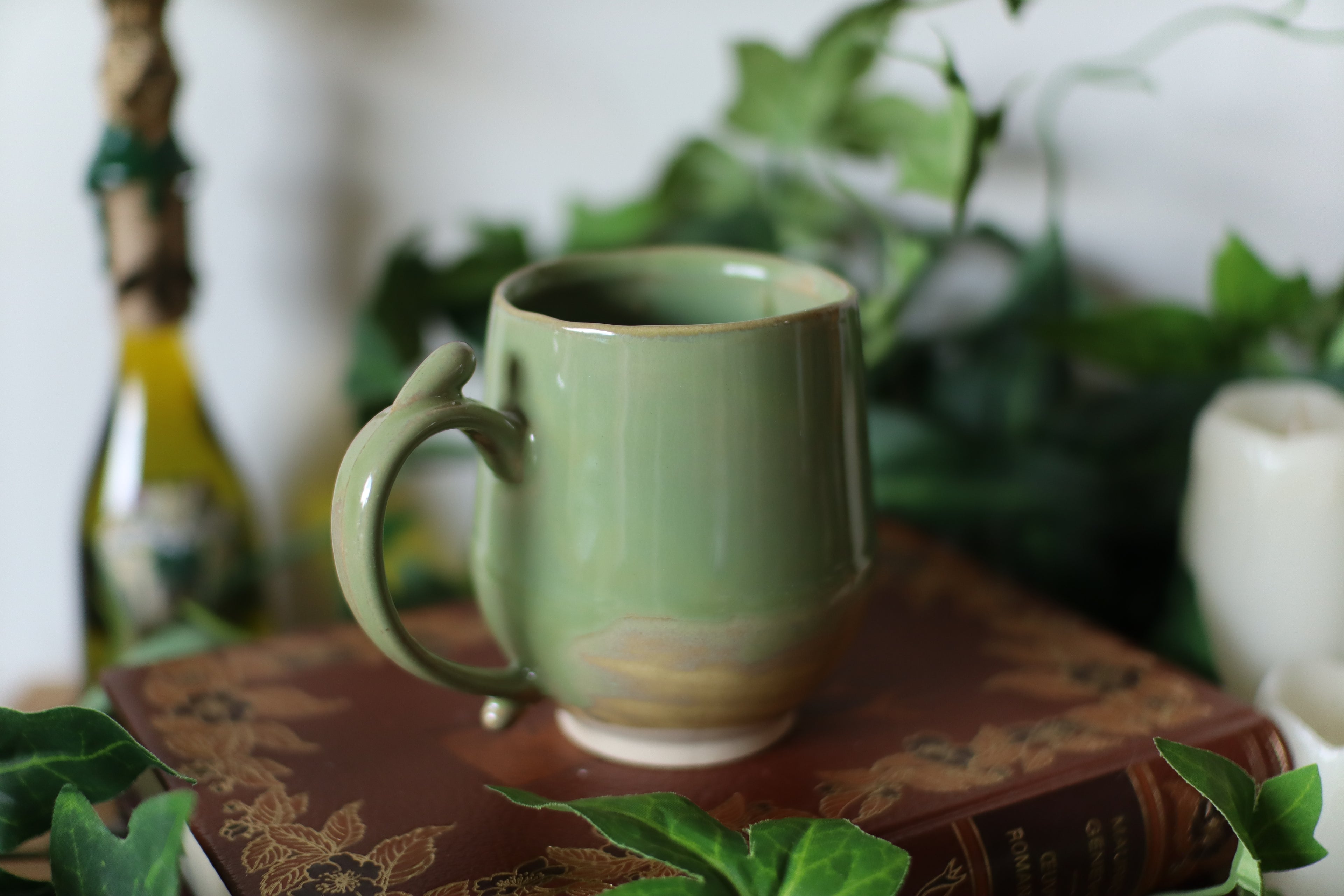 Petite tasse en grès vert jade