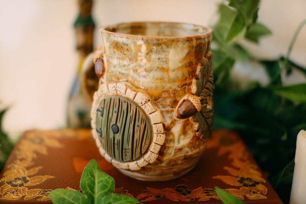 Grande tasse porte de Hobbit en grès en grès « Domaine de la famille Ulfin »