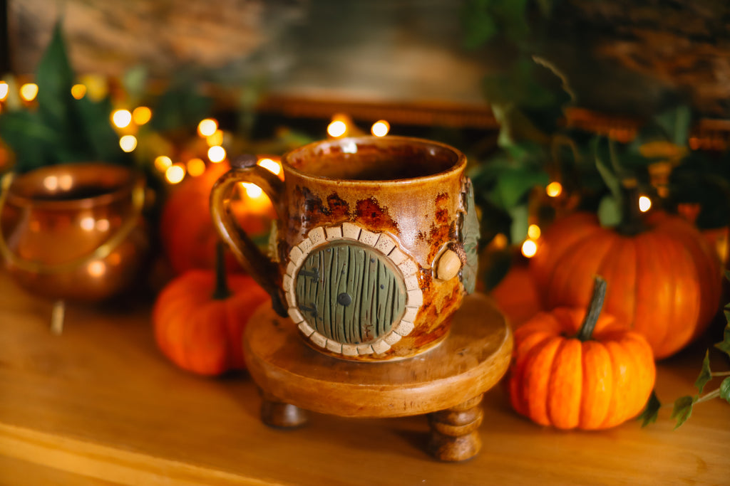 Tasse porte de Hobbit en grès « Maisonnée d'Hedgar et Églaé Tartempois »