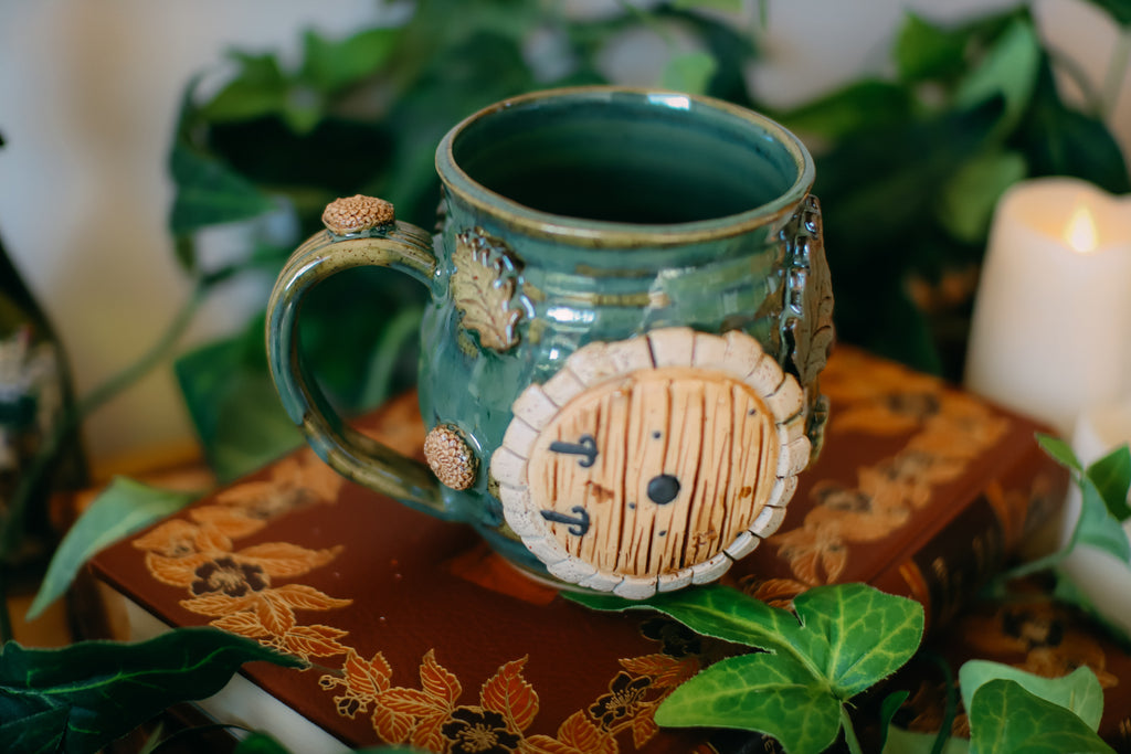 Tasse porte de Hobbit en grès en grès « Terrier de la famille Ranugad »