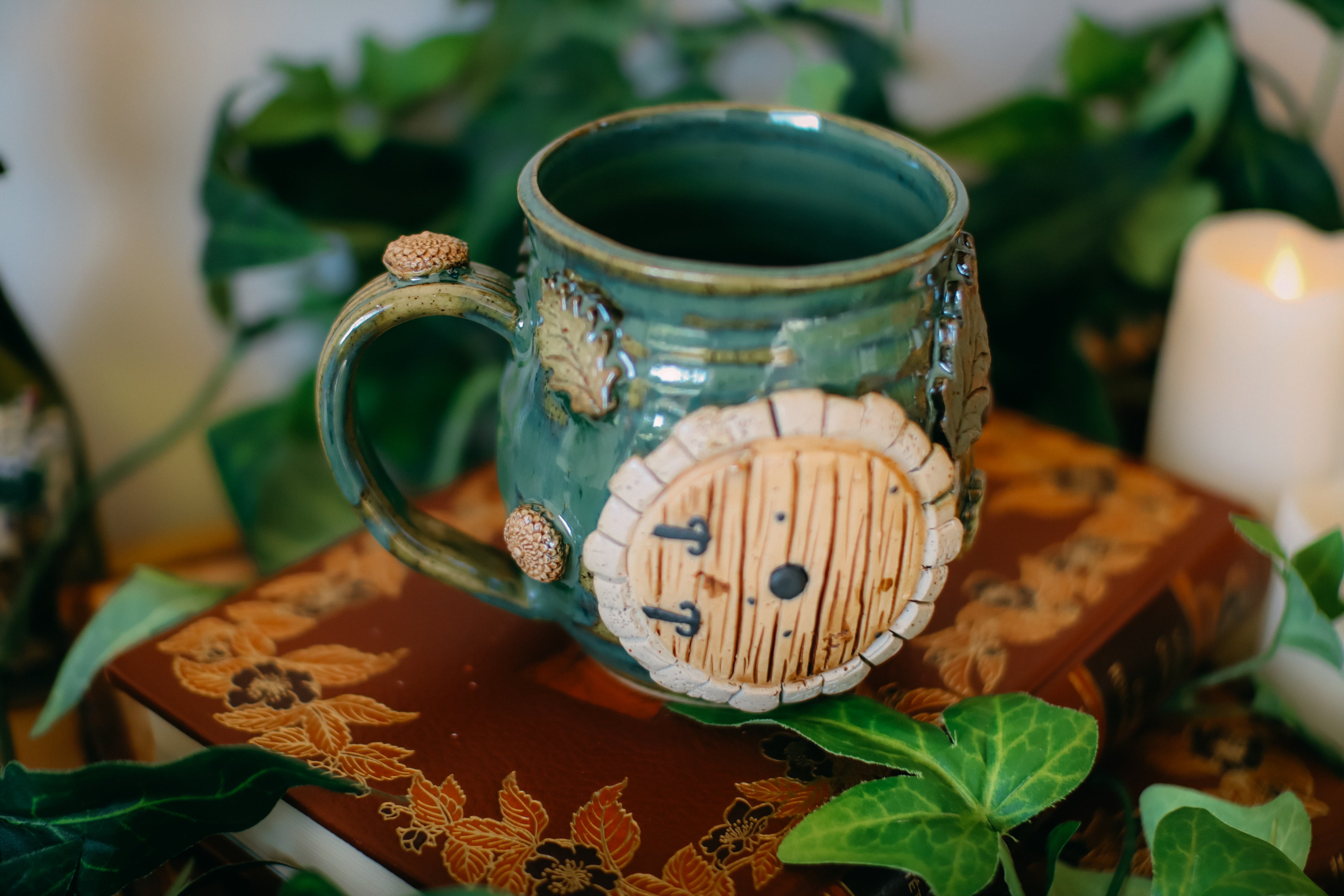 Tasse porte de Hobbit en grès en grès « Terrier de la famille Ranugad »