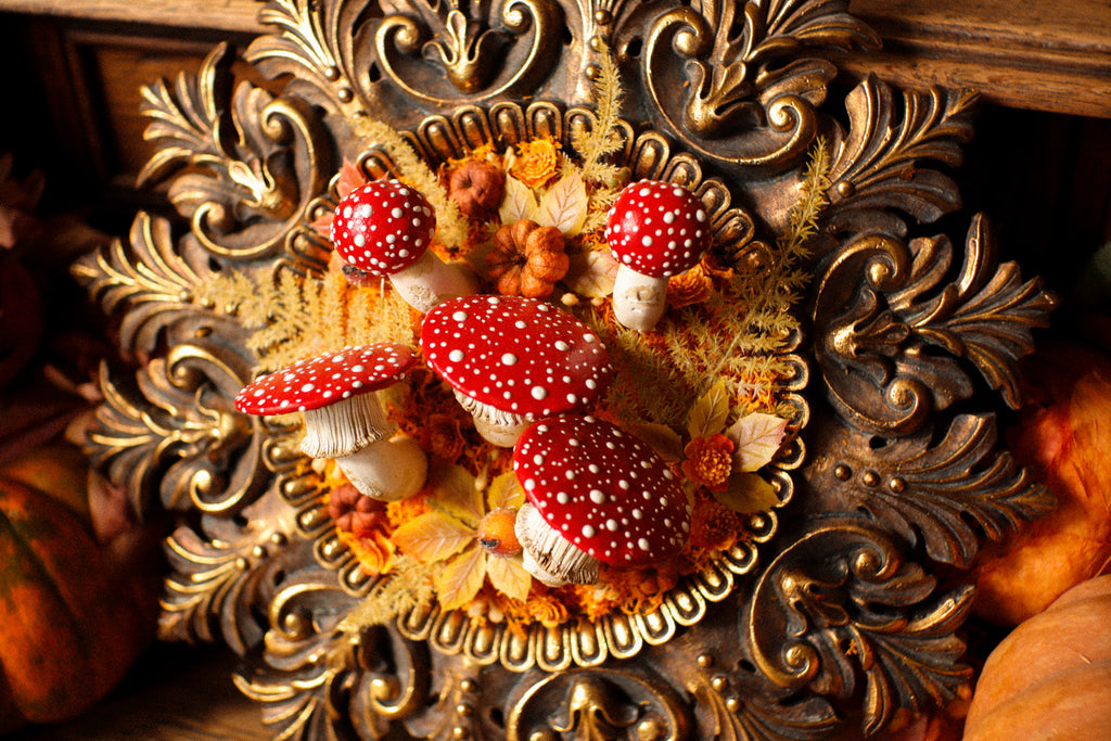 Grand cadre soleil style baroque doré aux amanites et citrouilles