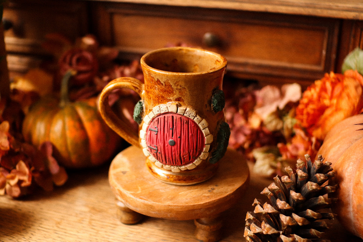 Grande tasse porte de Hobbit en grès « Maison de Bertille Bourdon »