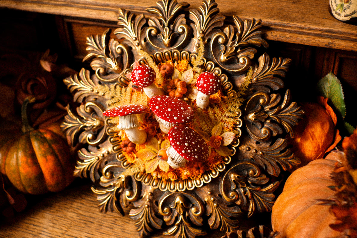 Grand cadre soleil style baroque doré aux amanites et citrouilles