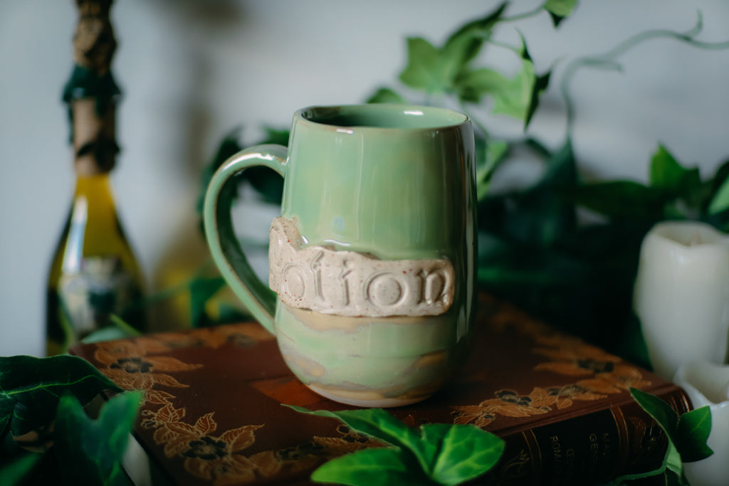 Tasse « Potion » en grès vert jade