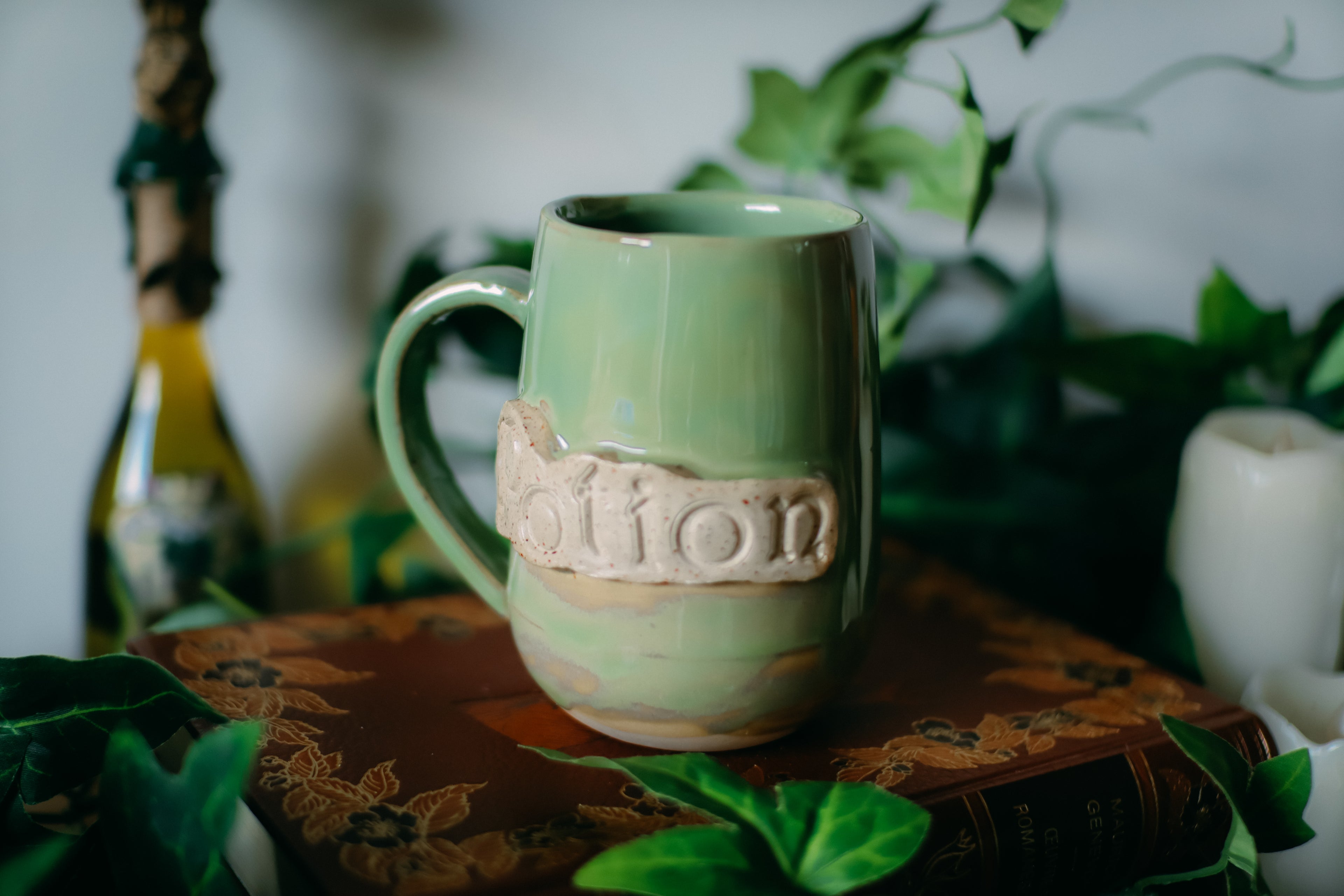 Tasse « Potion » en grès vert jade