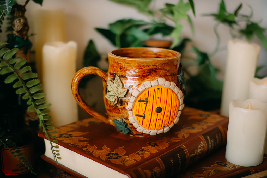 Petite tasse en grès porte de Hobbit « Maisonnée de la famille Vieille-Souche»