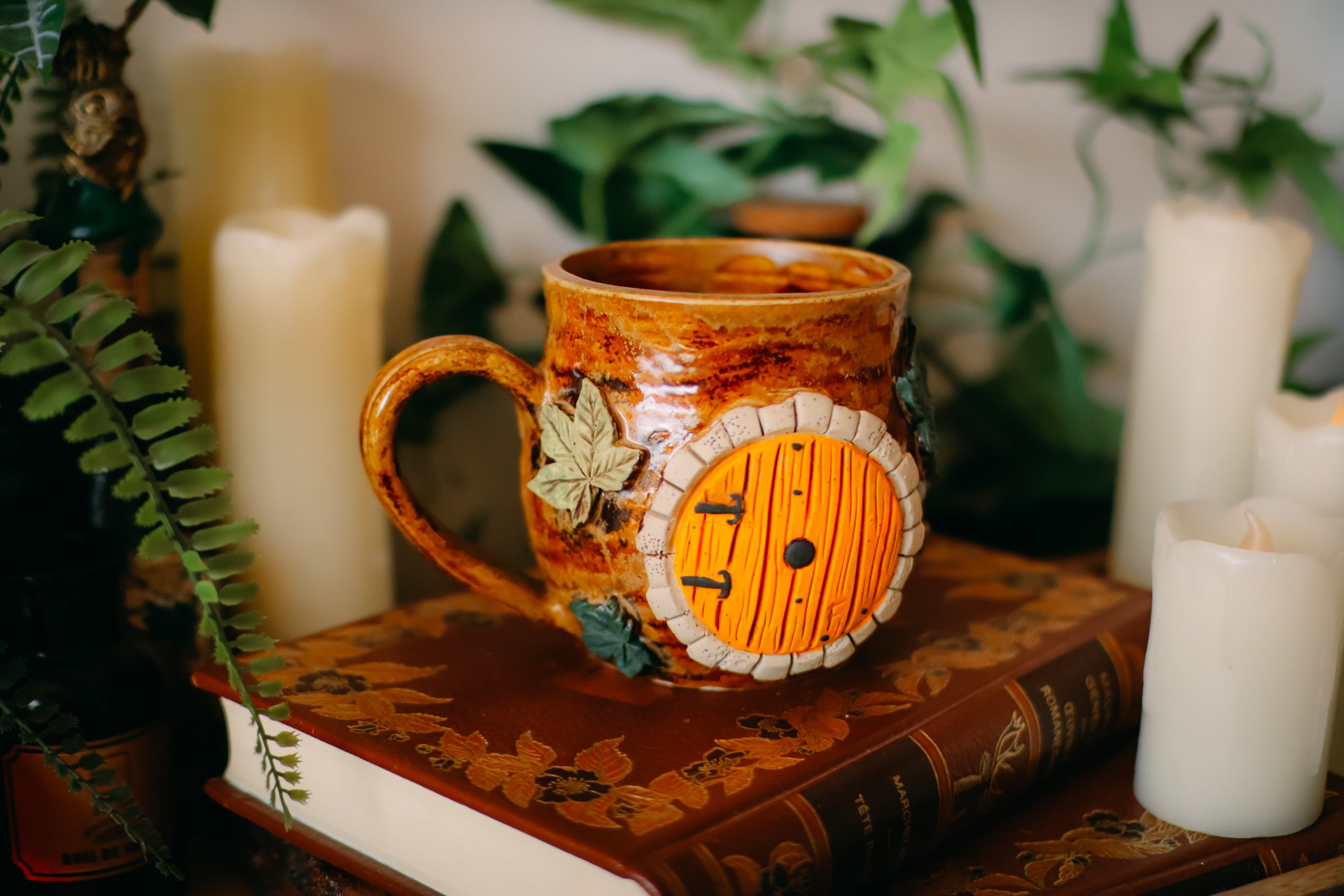 Petite tasse en grès porte de Hobbit « Maisonnée de la famille Vieille-Souche»