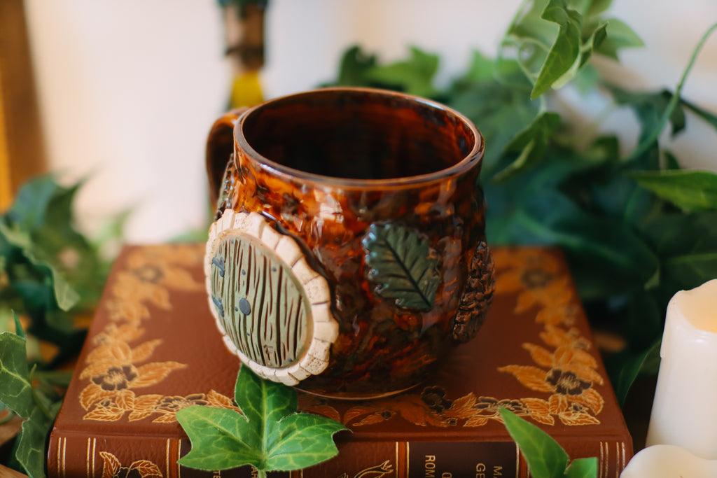 Tasse porte de Hobbit en grès en grès « Maisonnée de Mademoiselle Hilda Reginwald »
