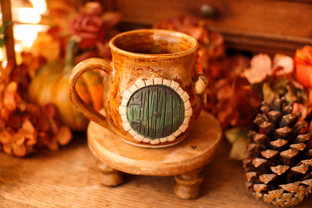 Tasse porte de Hobbit en grès « Maisonnée de la famille Tournebroche »