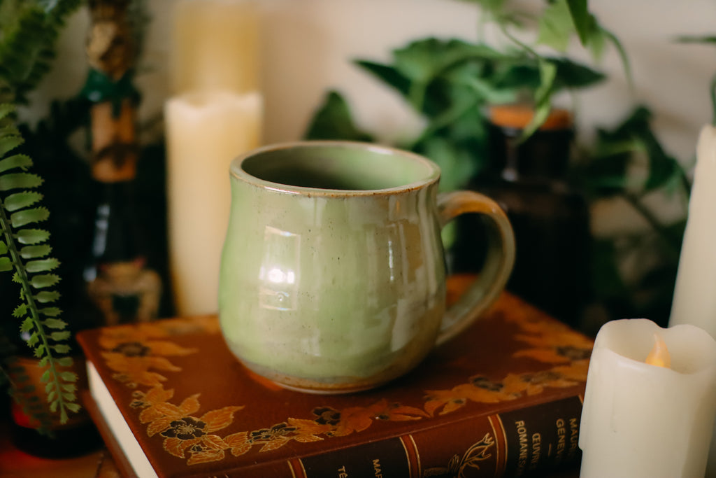 Tasse en grès style apothicaire « Gardienne des nuits » à défaut