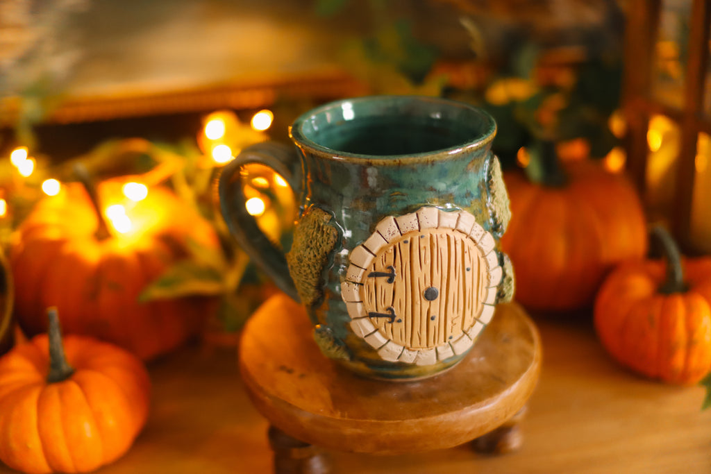 Tasse porte de Hobbit en grès « Cabane d'Huldril Trèfleprais »