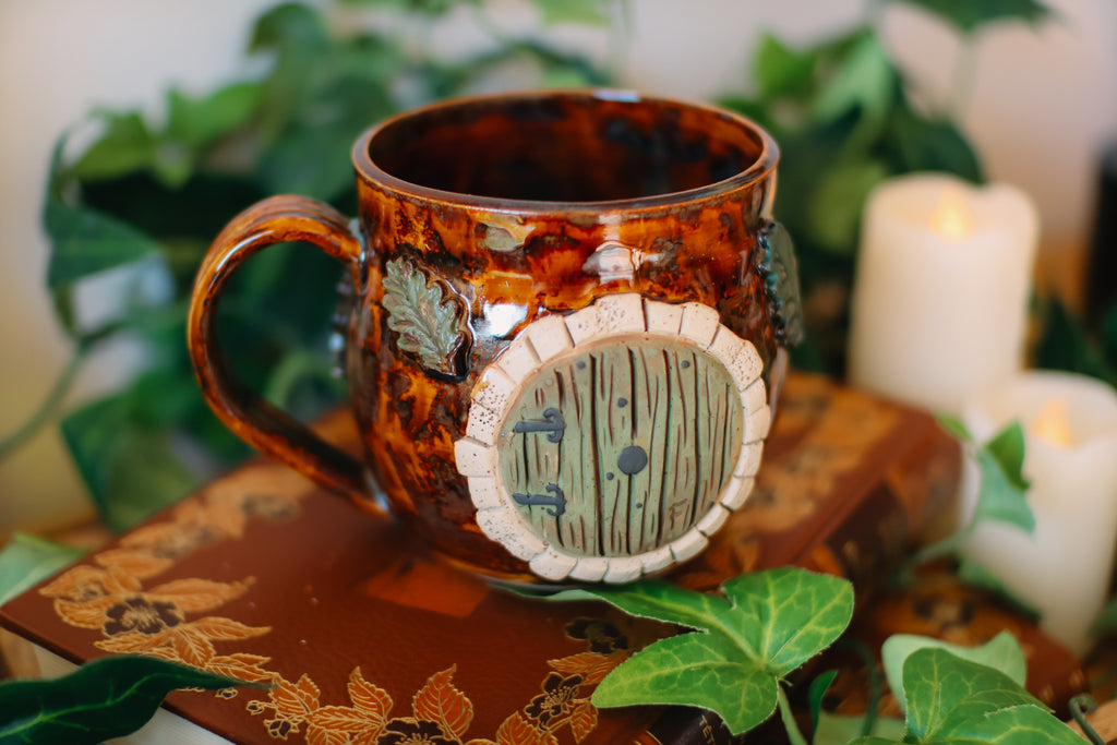 Tasse porte de Hobbit en grès en grès « Maisonnée de Mademoiselle Hilda Reginwald »