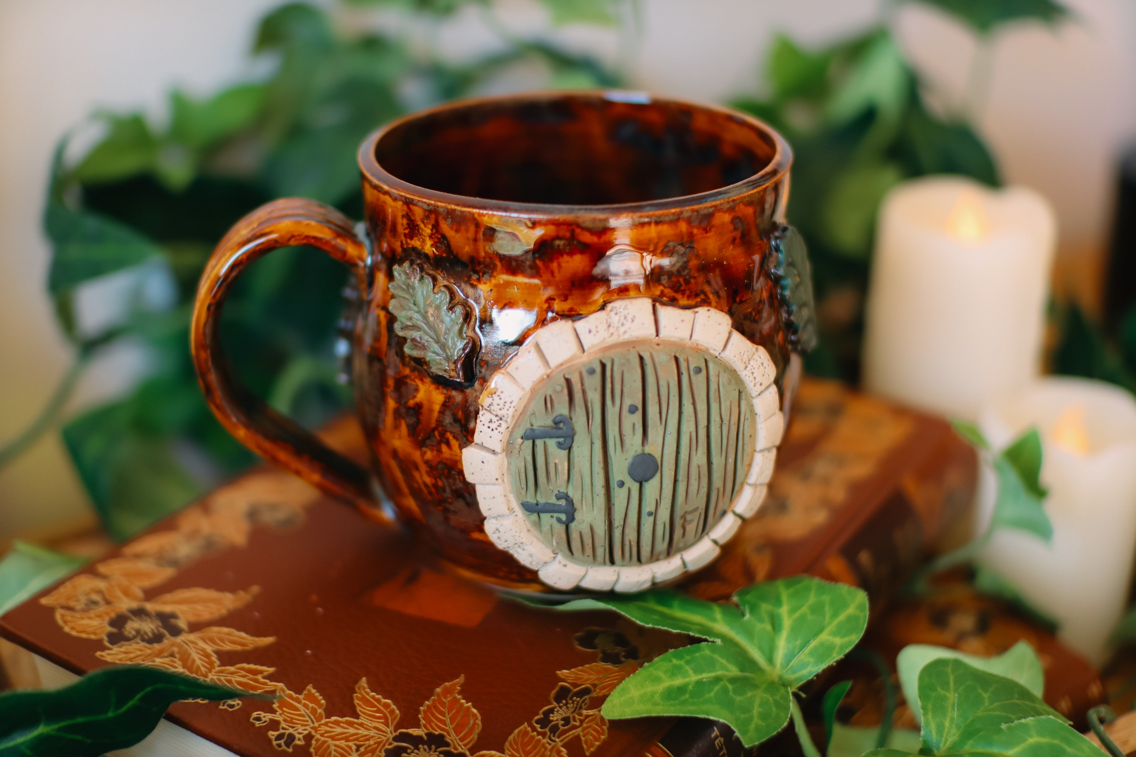 Tasse porte de Hobbit en grès en grès « Maisonnée de Mademoiselle Hilda Reginwald »
