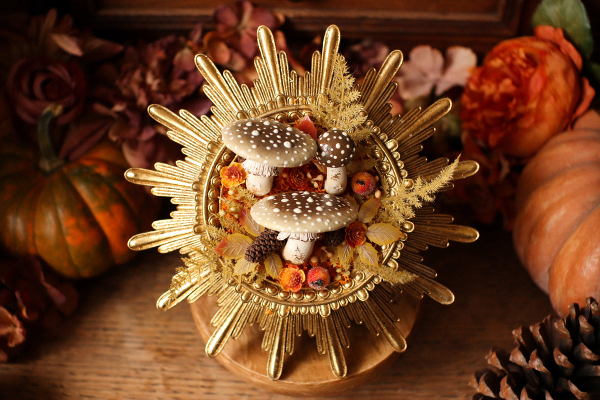 Cadre soleil style baroque doré aux amanites et citrouilles