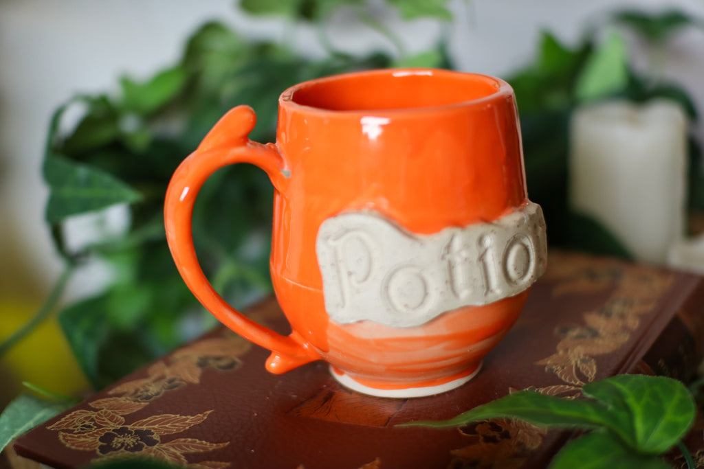 Petite tasse « Potion » en grès orange