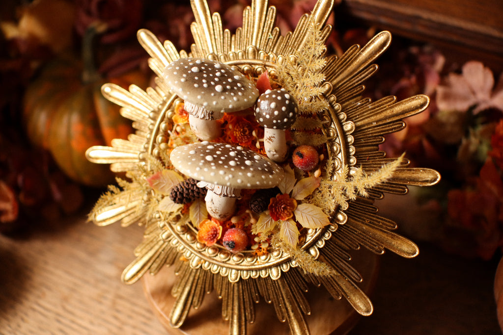 Cadre soleil style baroque doré aux amanites et citrouilles